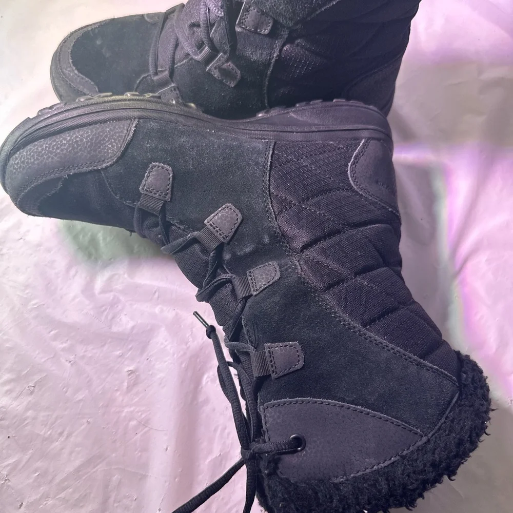 Columbia Women's Black and Gray Winter Boots